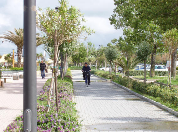 La pista ciclabile nel lungomare sud di Giulianova