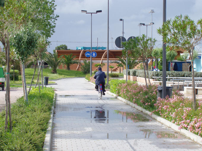 La pista ciclabile nel lungomare sud di Giulianova