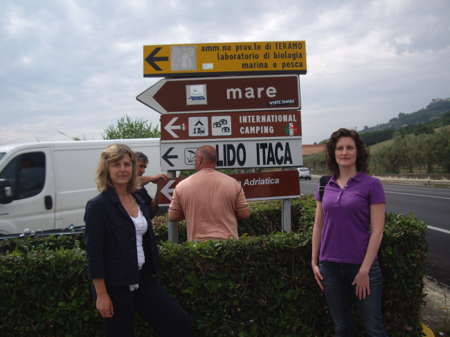 Simona Petraccia e Nerina Alonzo durante il montaggio della segnaletica per la Ciclovia Adriatica