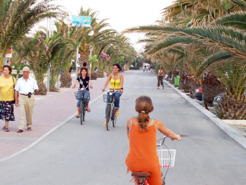 La pista ciclabile nel lungomare di Tortoreto lido