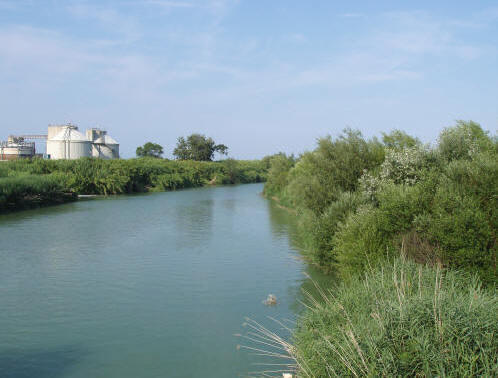 Il fiume Tronto in prossimit della foce, fotografato dalla sponda di Martinsicuro