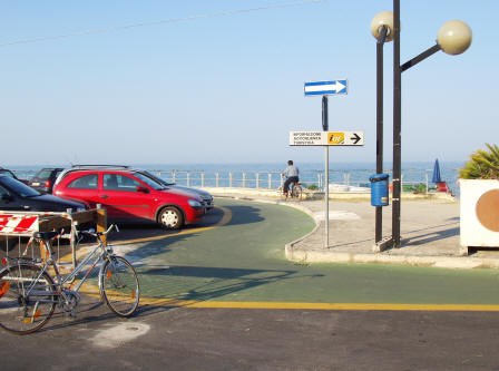 La pista ciclabile nel lungomare di Villa Rosa di Martinsicuro