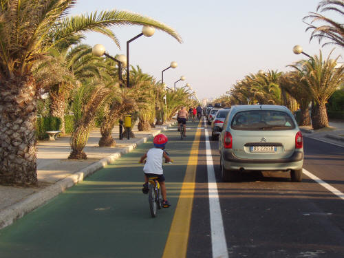 La pista ciclabile nel lungomare di Villa Rosa di Martinsicuro