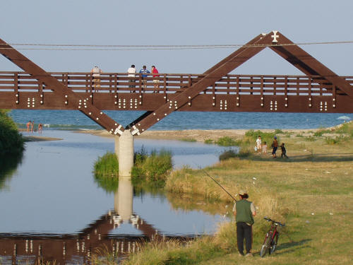 Il ponte in legno alla foce del Vibrata tra Villa Rosa e Alba Adriatica