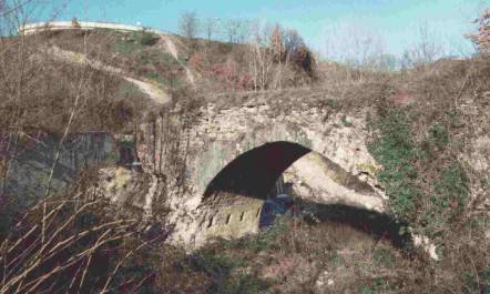 Il ponte degli Stucchi a Teramo sotto Scapriano 