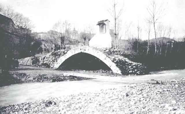 Il "Ponte degli impiccati" nel parco fluviale del Vezzola a Teramo