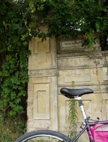 Cancello di Villa Flora o Villa Muzii o Villa Camilla nel quartiere di Villa Pavone di Teramo