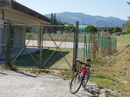 Il campo di calcio nella zona sportiva Acquaviva di Teramo